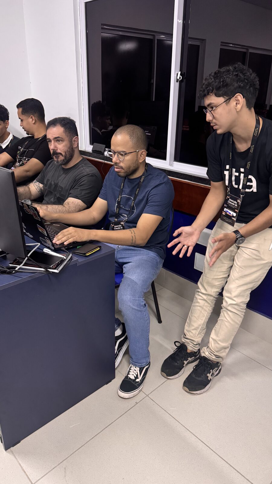 Prof. Sandro Mesquita demonstrando recursos avançados do Claude