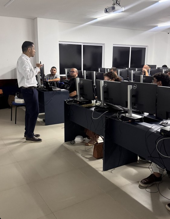 Condução da imersão no laboratório, com a turma acompanhando na prática.